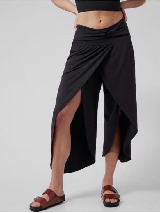 Athleta Pants - NWOT • Athleta Release Pant in Black (Tulip-Style Wrap Wide Leg Crop) • Large